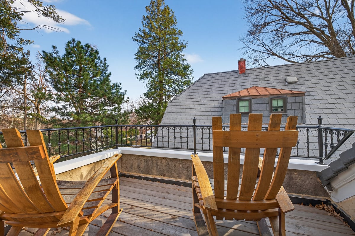 rooftop-deck-with-wood-chairs-omaha-ne-optimized