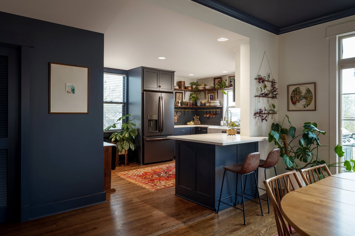 navy-kitchen-island-with-dining-area-omaha-ne-optimized