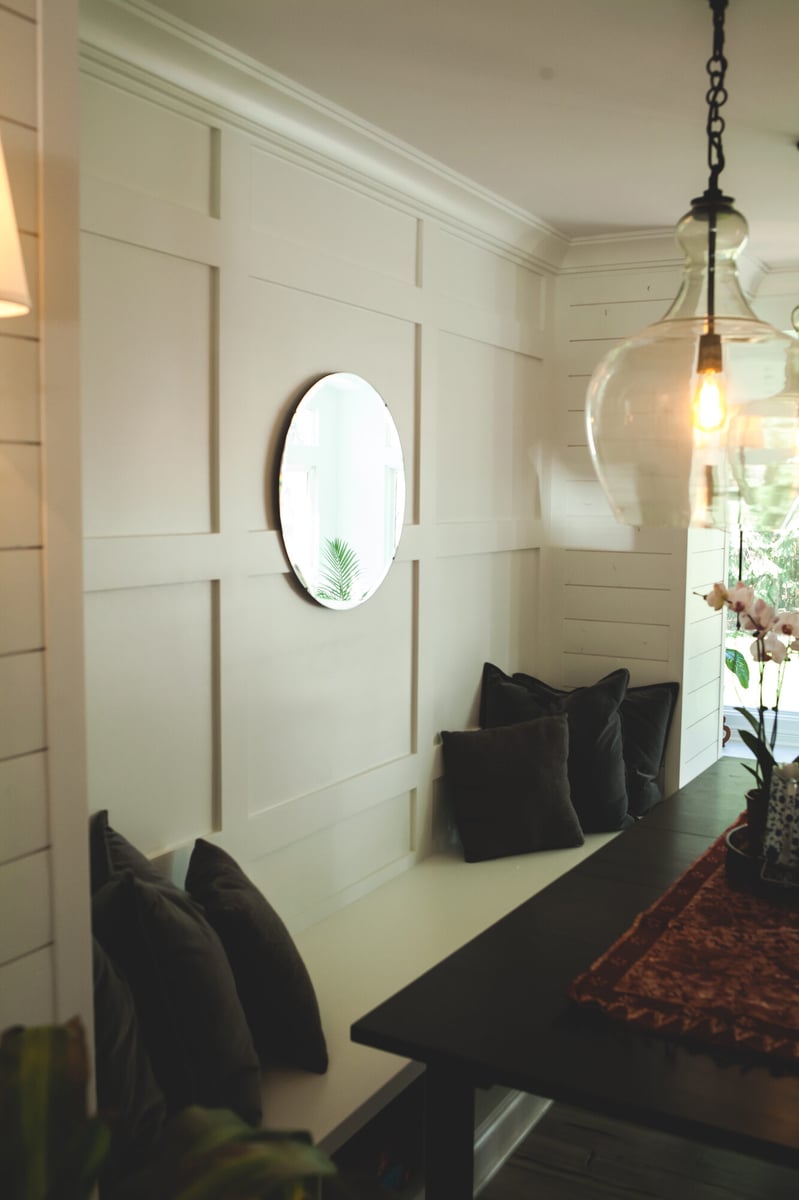 dining-nook-with-round-mirror-and-pendant-lights-omaha-ne-optimized