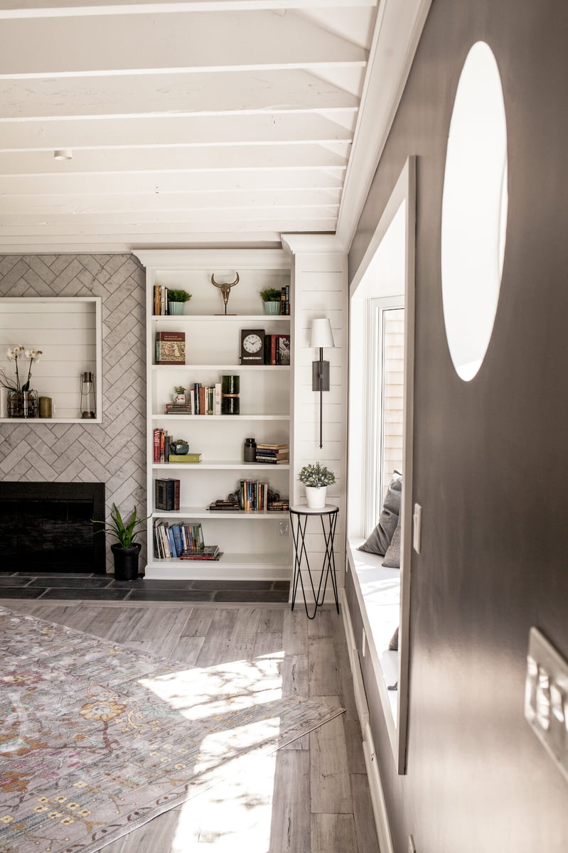 living-room-built-ins-with-round-window-omaha-ne-optimized