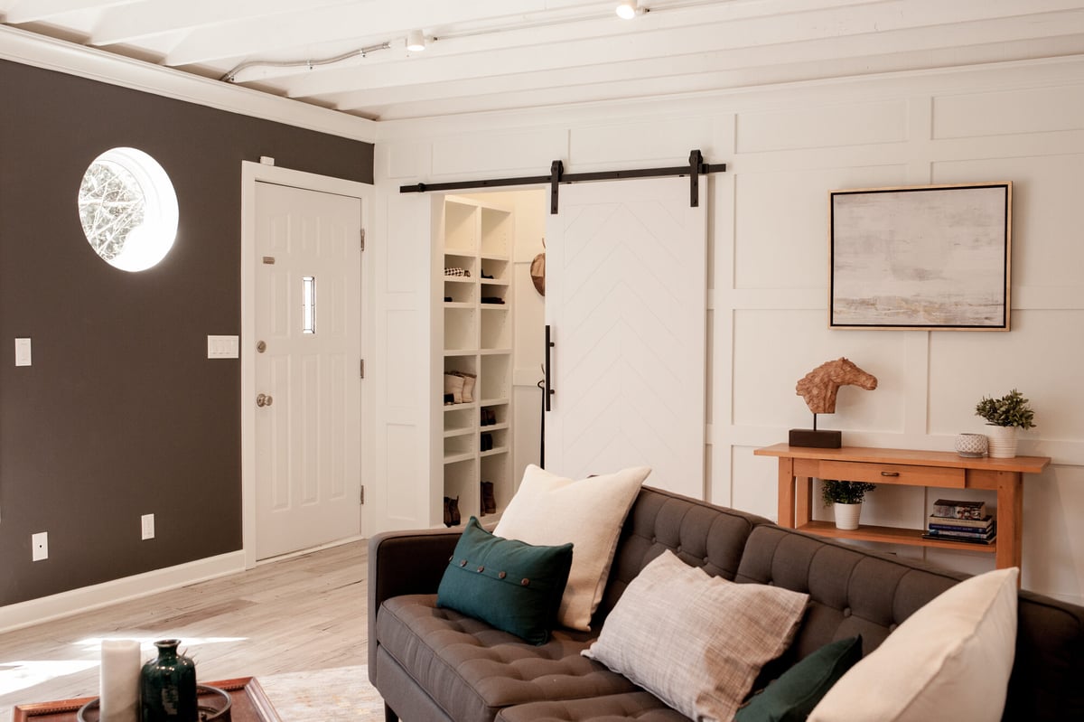 living-room-entry-with-round-window-and-sofa-omaha-ne-optimized